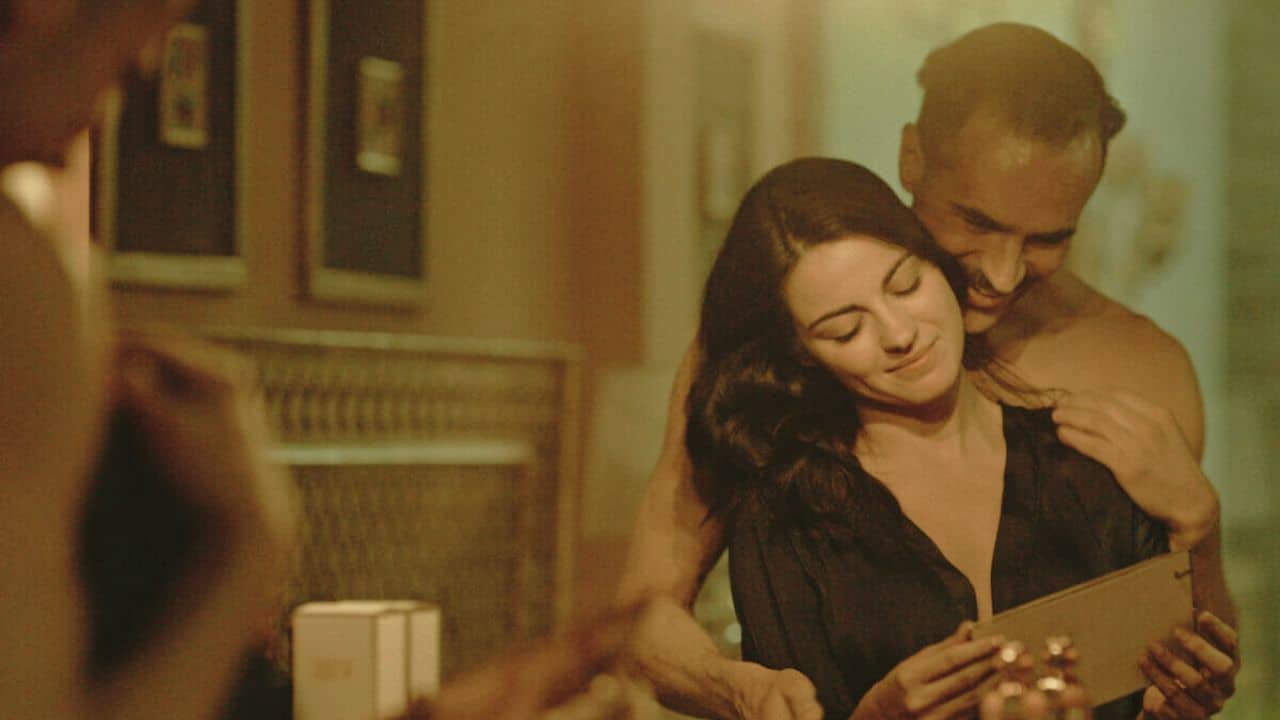 contioutra.com - Assistir sozinho &eacute; uma coisa; a dois muda tudo: 7 s&eacute;ries picantes da Netflix pra ver at&eacute; domingo