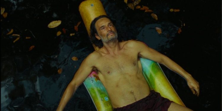 psicologiasdobrasil.com.br - Distopia com Rodrigo Santoro encanta com cenas po&eacute;ticas, &eacute; um dos melhores filmes do ano e j&aacute; est&aacute; na Netfllix